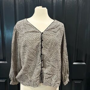Closed black and white blouse